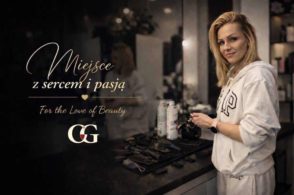 Fryzjerka przy stanowisku pracy w salonie Glow & Gents z napisem „Miejsce z sercem i pasją”, podkreślającym profesjonalizm i atmosferę salonu