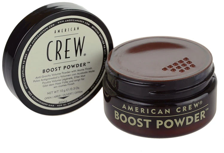 Dwa opakowania pudru American Crew Boost Powder do stylizacji włosów, jedno zamknięte i jedno otwarte, przeznaczone do zwiększenia objętości fryzury