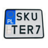 Mała polska tablica rejestracyjna z eurobandem PL i czarnymi tłoczonymi znakami.