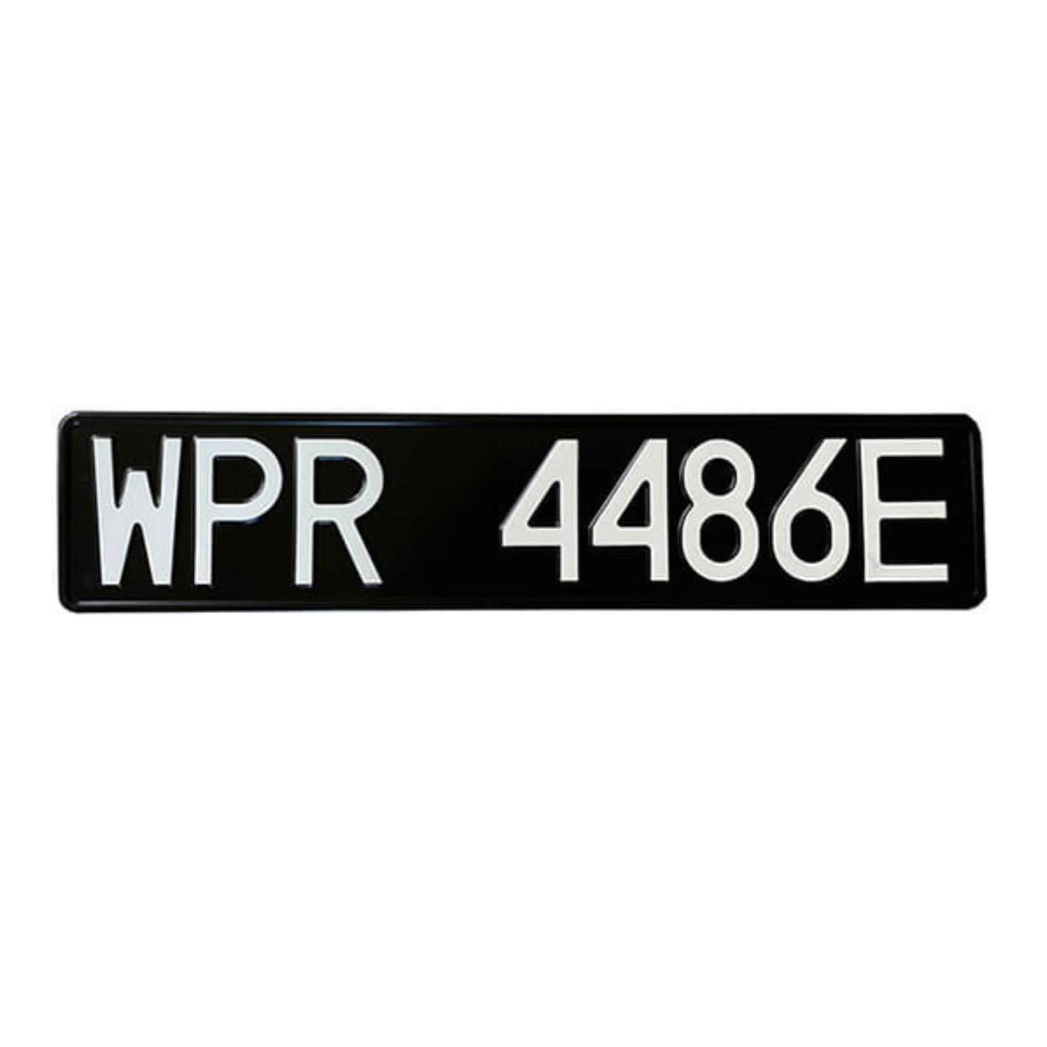 Czarna podłużna tablica rejestracyjna z białymi tłoczonymi znakami WPR 4486E.