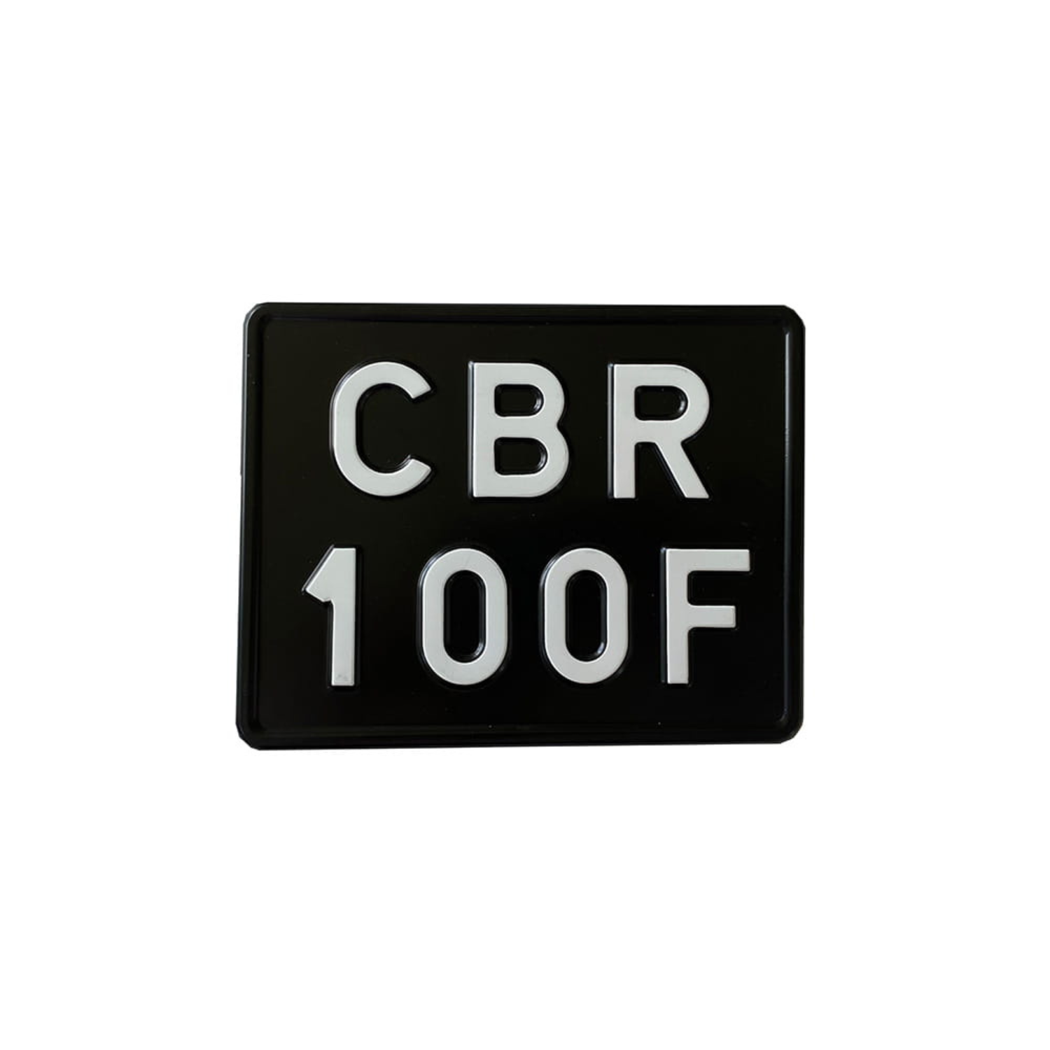 Czarna tablica rejestracyjna do motocykla z białym oznaczeniem „CBR 100F”.
