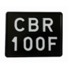 Czarna tablica rejestracyjna do motocykla z białym oznaczeniem „CBR 100F”.