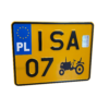 Żółta tablica rejestracyjna „ISA 07” z eurobandem PL, hologramem i symbolem ciągnika.