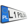 Biała tablica rejestracyjna z czarnym napisem „L1 POLSKA” i niebieskim eurobandem PL, zbliżenie pod kątem.