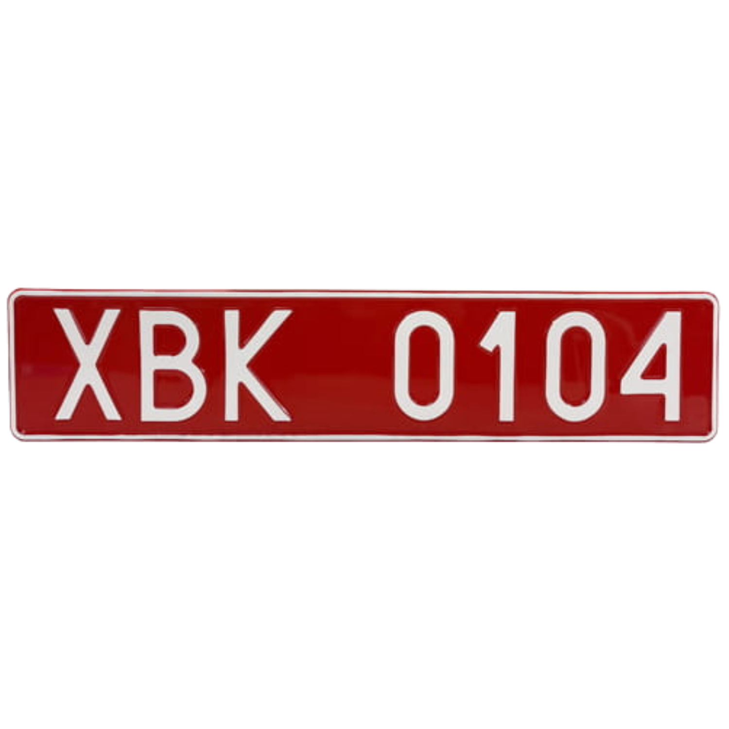 Czerwona tablica rejestracyjna z białym napisem „XBK 0104”, widok z przodu.