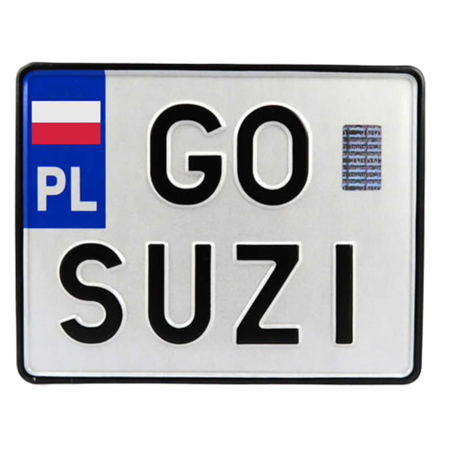 Biała kwadratowa tablica rejestracyjna z czarnym oznaczeniem GO SUZI, przedstawiona na wprost. Tablica ma niebieski pasek z polską flagą i oznaczeniem PL, czarne obramowanie oraz hologram zabezpieczający.