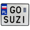 Biała kwadratowa tablica rejestracyjna z czarnym oznaczeniem GO SUZI, przedstawiona na wprost na białym tle. Tablica ma niebieski pasek z polską flagą i oznaczeniem PL oraz hologram zabezpieczający.
