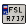 Biała polska tablica rejestracyjna motocyklowa z czarnymi znakami „FSL R737”, niebieskim polem z oznaczeniem PL i polską flagą, przedstawiona na wprost.