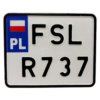 Biała polska tablica rejestracyjna motocyklowa z czarnymi znakami „FSL R737”, niebieskim polem z oznaczeniem PL i polską flagą, pokazana na wprost.