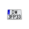 Biała dwurzędowa tablica rejestracyjna z czarnym oznaczeniem „DW 3FP33”, eurobandem PL i hologramem, widok z przodu.