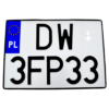 Biała dwurzędowa tablica rejestracyjna z czarnym oznaczeniem „DW 3FP33”, eurobandem PL i hologramem, widok z przodu.
